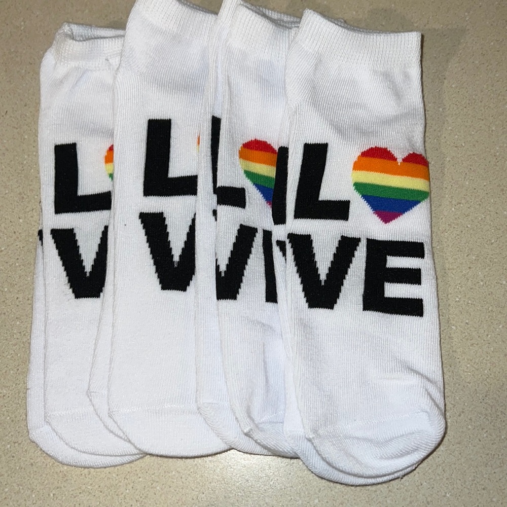 NWOT 4 pairs LOVE ankle socks